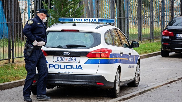 Fizički obračun u Puli zbog izbornog transparenta, reagirala policija