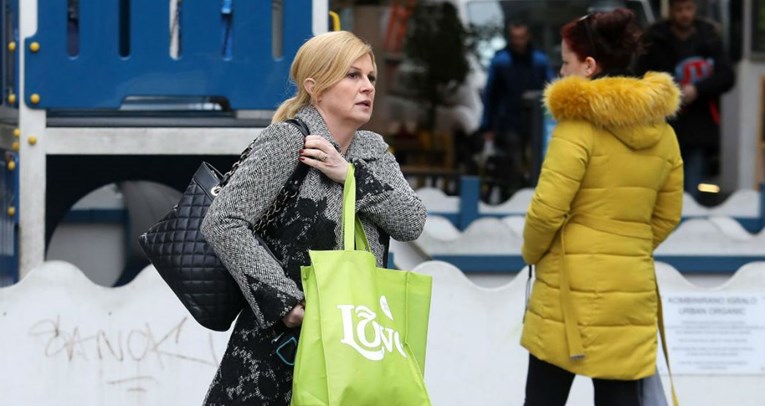 Kolinda prošetala gradom sa psom u upečatljivom kaputu i hit modelu hlača