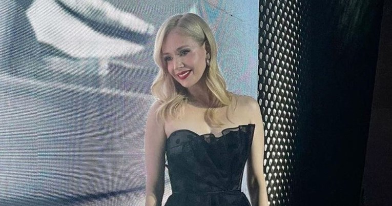 Jelena Rozga objavila fotku u kratkoj haljini, fanovi je odmah obasuli komplimentima