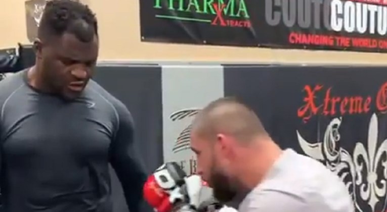 Primao je udarce 30 sekundi, ali nije se trznuo. Pogledajte kako se Ngannou priprema