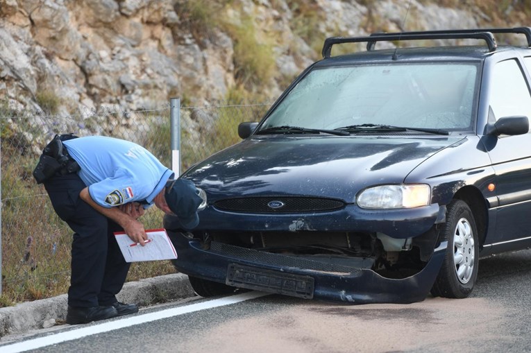 FOTO Auto naletio na komad stijene koji se odlomio na cestu nakon potresa