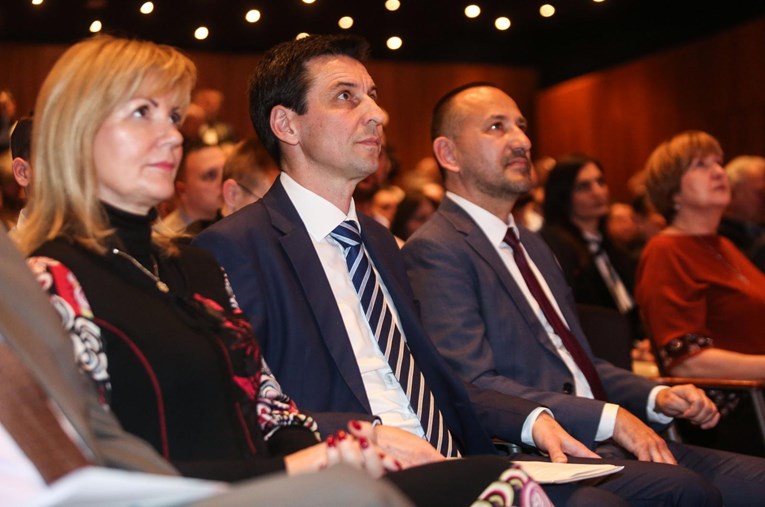Dok se Hrvatska bori s koronom, Suverenisti traže da svi mogu gledati katoličku TV