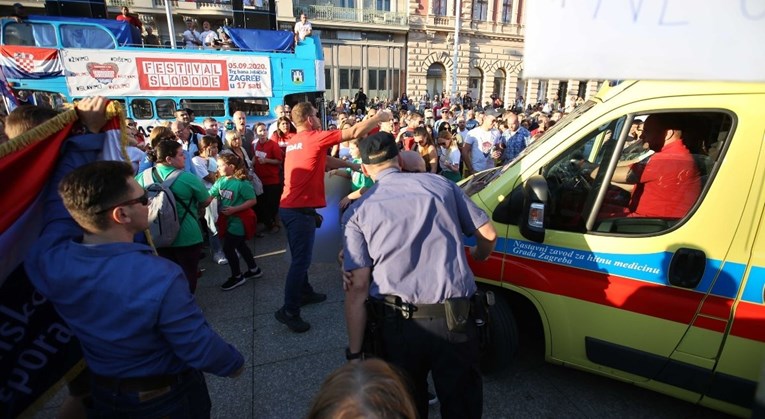 Hitna je na Trg došla po čovjeka u nesvijesti. Dio prosvjednika tvrdi: To nije istina