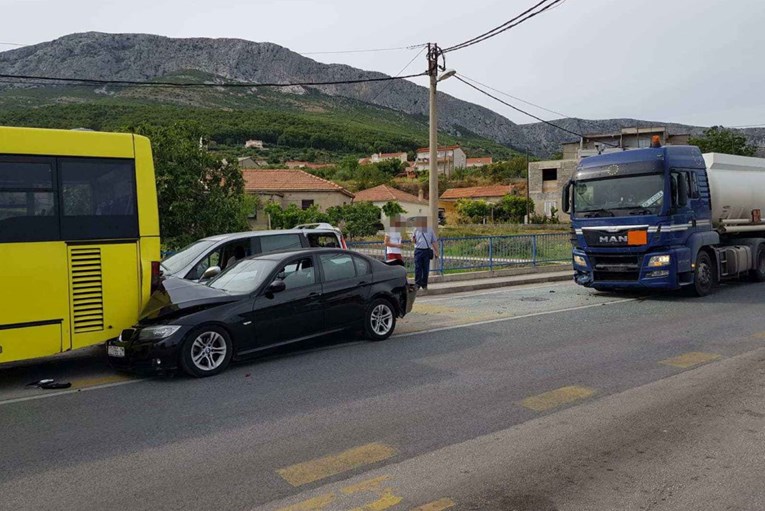 FOTO Kamion u Solinu udario dva auta i zabio ih u autobus