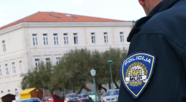 Mladiću u Zadru upali u stan i pretukli ga
