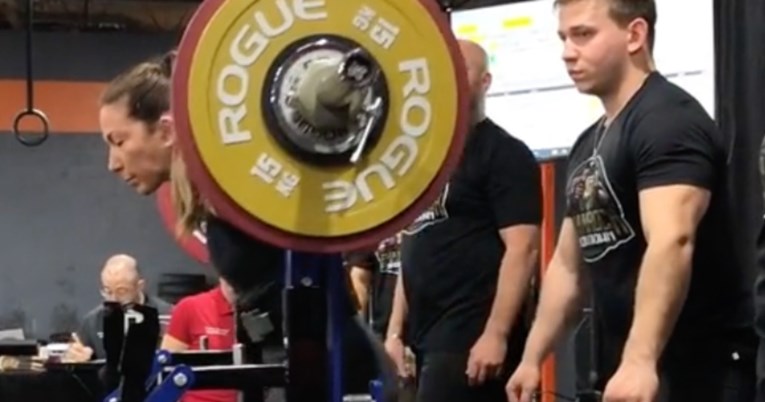 Powerlifterica objavila snimku zastrašujućeg loma ruke pri dizanju utega od 167 kila