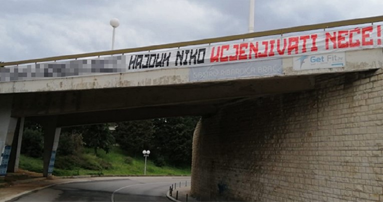 Na Poljudu izvješena uvredljiva poruka za Caktaša i njegovog menadžera. Pogledajte je