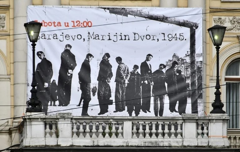 U centru Sarajeva postavljena velika slika ljudi koje su objesili ustaše