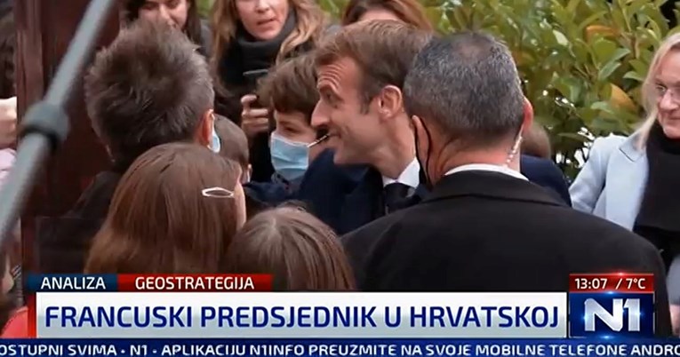 Emmanuela Macrona pred školom okružila djeca