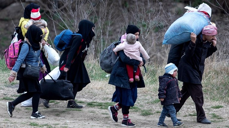 Migranti kod Bihaća više nisu na otvorenom, ali stanje je i dalje užasno