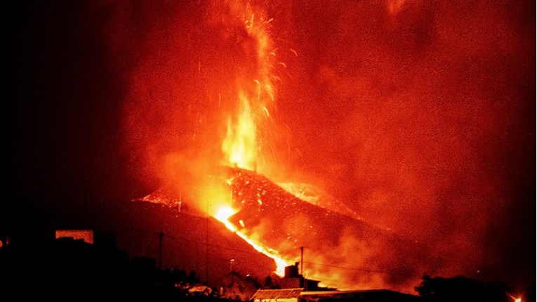 Zatvoreno obalno područje španjolskog otoka La Palme, lava se približava moru