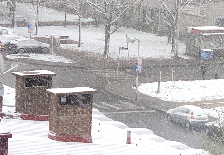 U Zagrebu pada snijeg, više ga je nego jučer. U Ogulinu pao čak 31 centimetar snijega