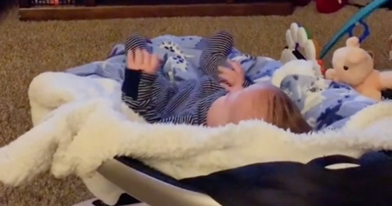 Mama uplakanu bebu smirila na neočekivan način pa i sama ostala u čudu