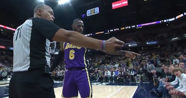 LeBron primio suca za ruku i prstom pokazao u navijače. Izbacili su ih iz dvorane