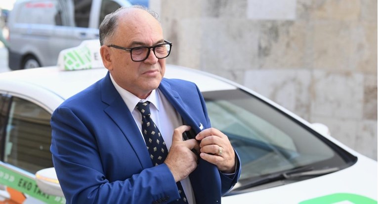 HDZ-ovac poznat po žderanju odlazi iz sabora, nikad se nije javio za riječ