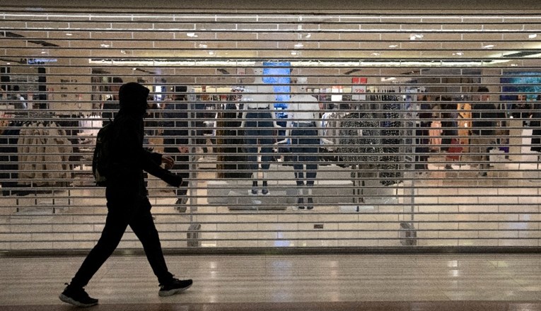 Policija u Hong Kongu suzavcem tjerala prosvjednike iz šoping centra