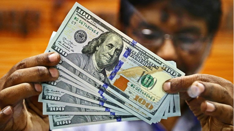 Dolar oslabio, cijene nafte pale