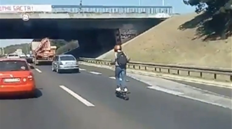 "Je li ovo realno?": Prizor s autoceste u Srbiji širi se društvenim mrežama