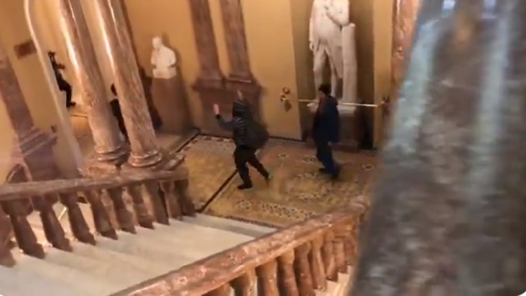 VIDEO Ovo je trenutak kad je Trumpova rulja upala u Kongres