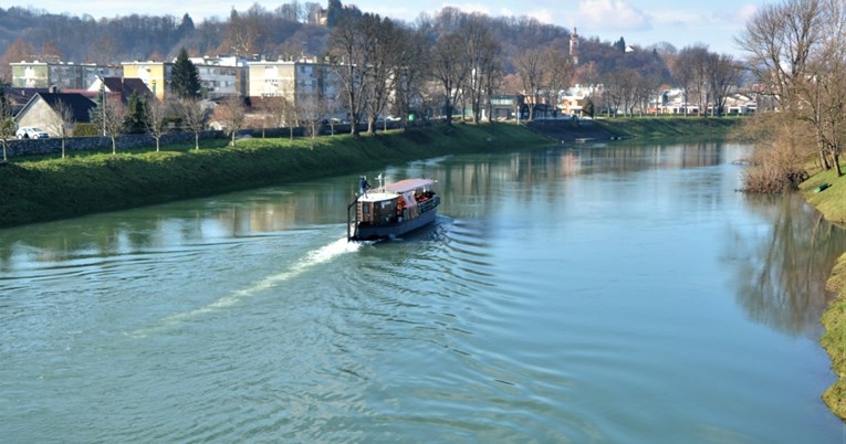 Visoki vodostaj omogućio žitnoj lađi Zori da uplovi u Karlovac