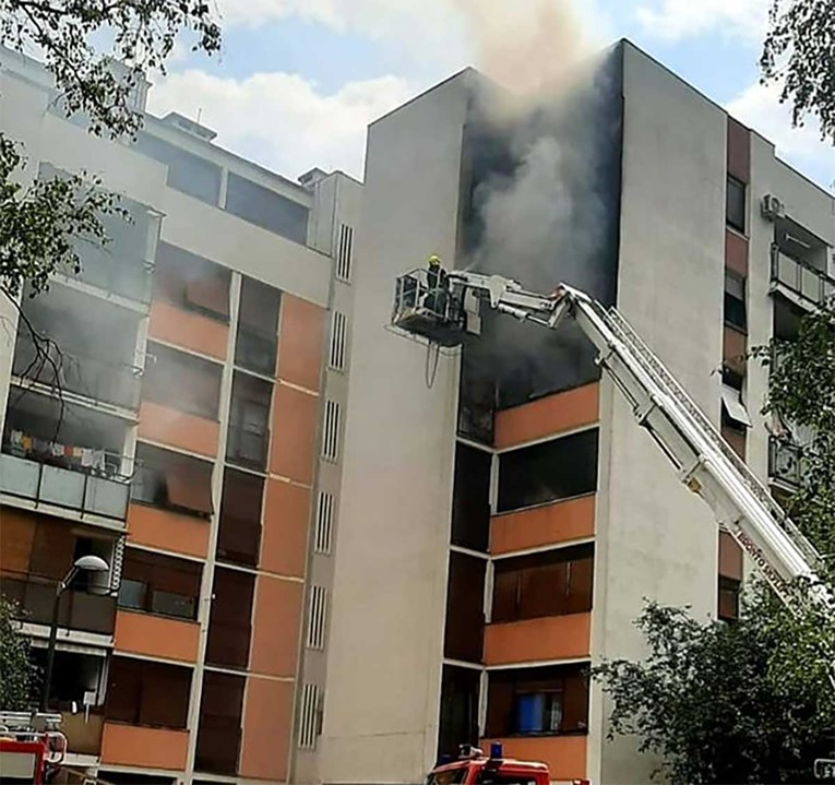 Zagrebački vatrogasci spasili trudnicu i dijete iz gorućeg stana u Prečkom