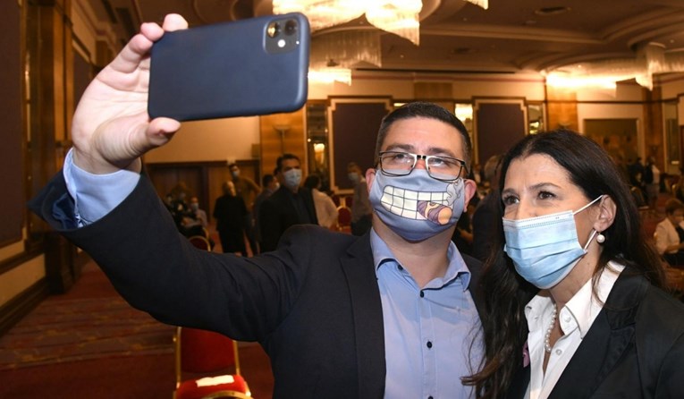 Trebate vidjeti masku koju je SDP-ovac danas nosio na sjednici