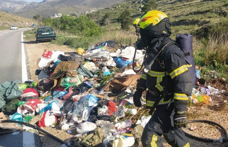 FOTO Zapalilo se smeće u smetlarskom kamionu, vozač ga morao iskrcati na cestu