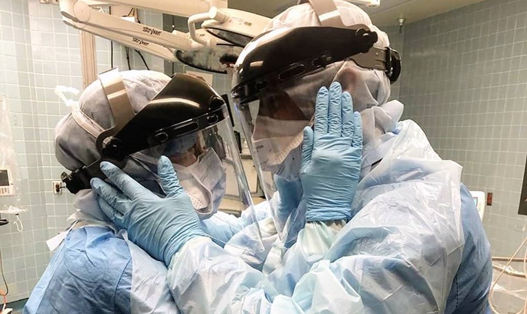 Potresna fotka muža i žene usred borbe s koronavirusom: "Nije im dozvoljen kontakt"