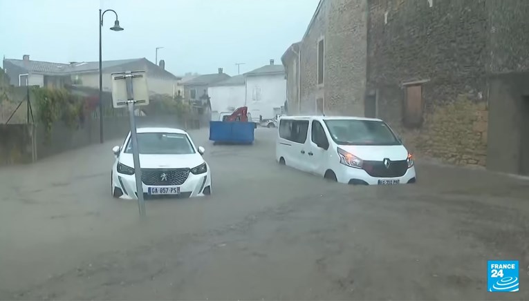 Jako nevrijeme u Francuskoj, blokirane ceste, pruge... Najgore možda tek stiže