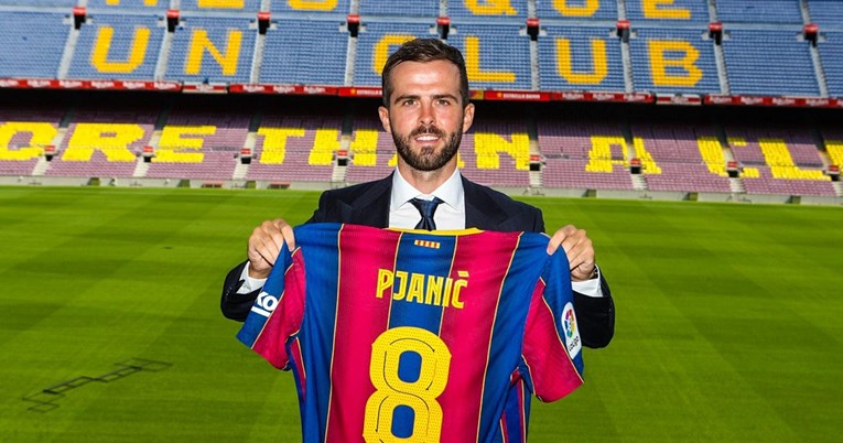 Barcelona predstavila Pjanića. Dobio broj legende, a najavljen kao dirigent