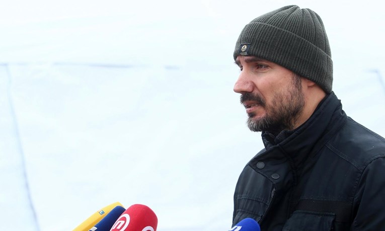 Milošević obišao stradalo romsko naselje, tek sad stigla 3 kontejnera i 5 kampica
