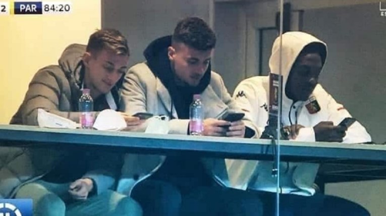 Fotka koja je razljutila navijače Genoe. Evo što rade igrači dok im se momčad raspada