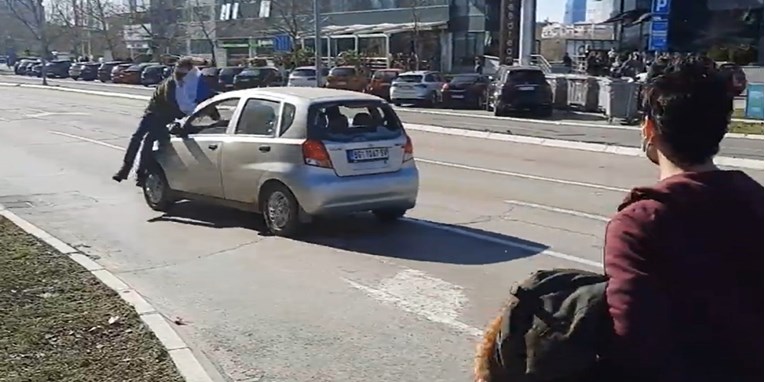 VIDEO Prosvjednika u Beogradu vukao na haubi auta i ubrzao, mladić odbačen na cestu