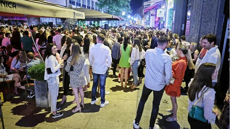 Kafići vas neće smjeti poslužiti ako stojite. Ugostitelji: Ostavljeni smo da krepamo
