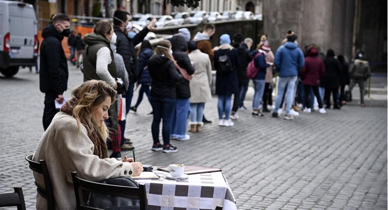 Studije: Omikron se brže širi zbog većeg broja asimptomatskih slučajeva