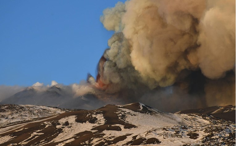 Etna ponovno erumpirala