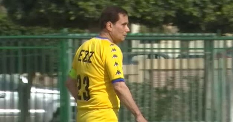 Sa 75 godina debitirao kao profesionalni nogometaš i odmah zabio gol