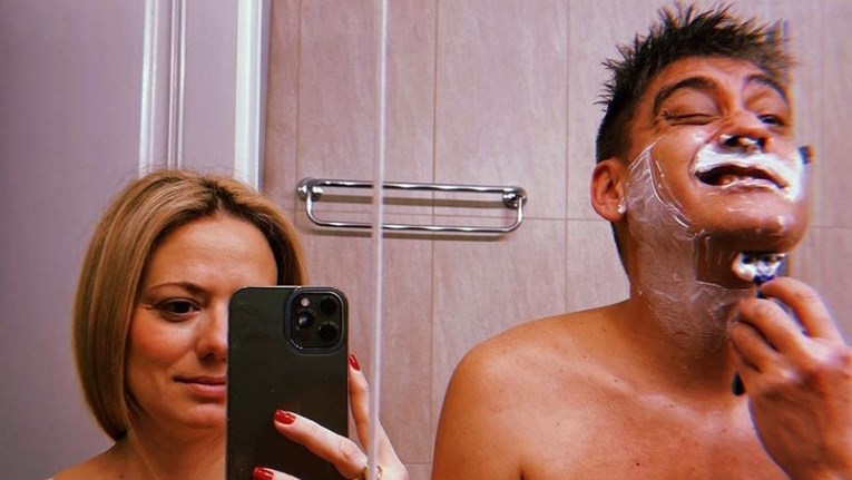Jelena Veljača pozirala u kupaonici dok se njen dečko brijao pored nje