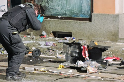 Hakeri napali Merkel , bombaški napad na prostorije AfD-a Afd-eksplozija-epa