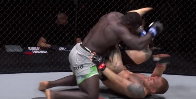 Pogledajte kako je najsnažniji hrvač svijeta uništio suparnika u MMA borbi