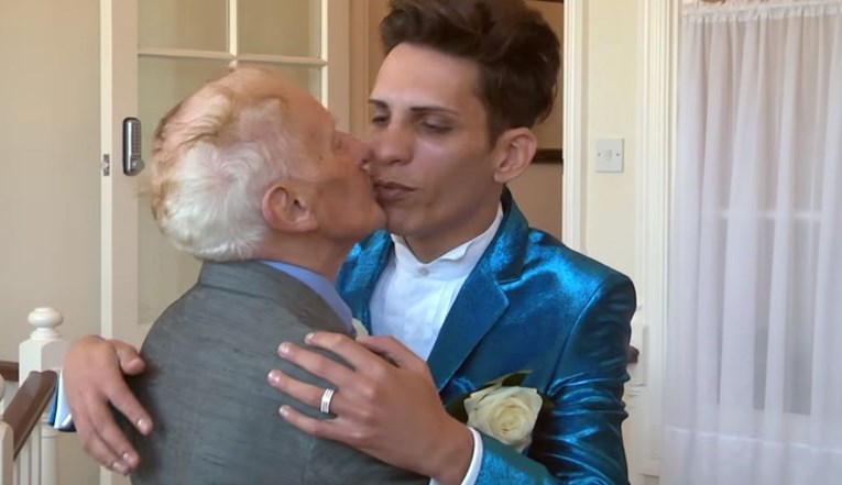 Umro 81-godišnji svećenik koji je oženio 55 godina mlađeg manekena i kupio mu stan