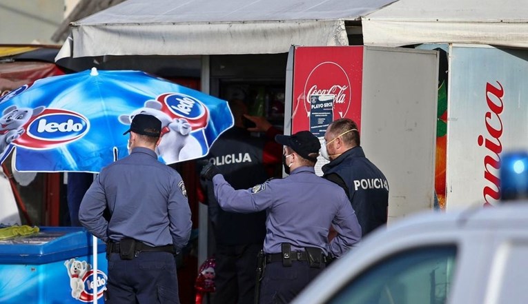 Uperio pištolj u ženu na kiosku. Ona njemu: Dobro, jel ti to mene zaj*bavaš