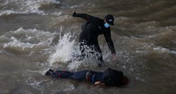 VIDEO Prosvjedi u Čileu, policajac gurnuo mladića s mosta visokog pet metara