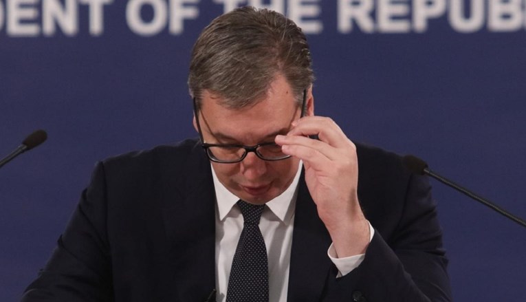 Vučić na sastanku s mještanima, ljudima rekao da isključe mobitele