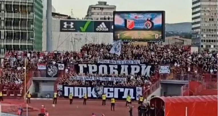 Grobari izvjesili transparent o Vukovaru: Srpsko mjesto gdje braća biju plave dečkiće