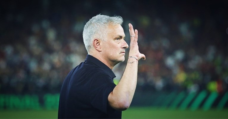 FOTO Sudac je označio kraj. Roma slavi, a Mourinho pokazuje jedan znak. Evo zašto