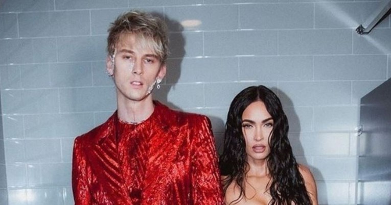 Dečko Megan Fox bacio nož u zrak da je impresionira, zabio mu se u ruku