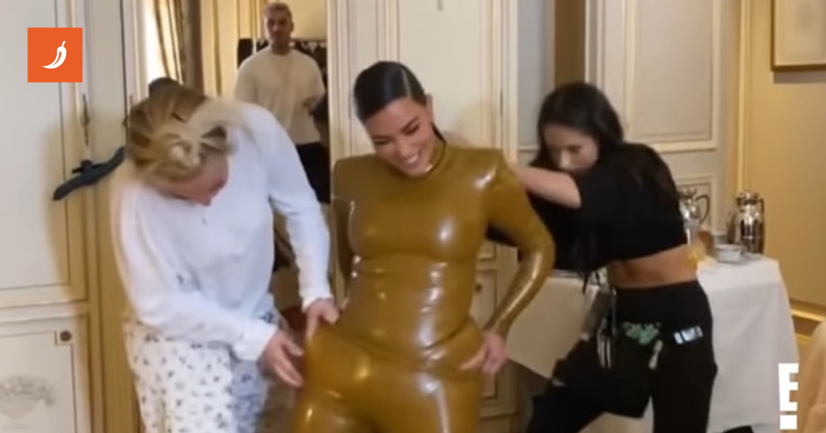 Objavljena snimka kako se Kim Kardashian pokušava uvući u lateks kombinezon