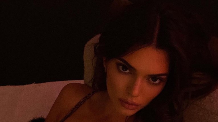 Kendall se snimala da dokaže da se ne fotošopira. Ljudi odmah uočili sumnjiv detalj