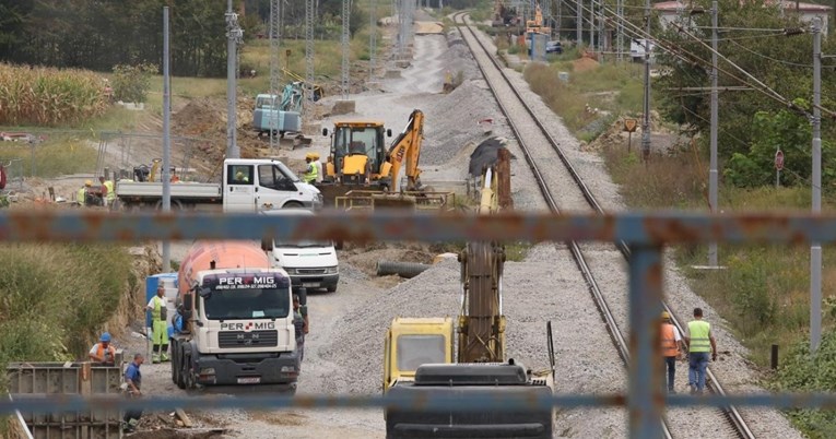 HŽ s 15.000 kuna nagradio voditelja izgradnje pruge. Radovi kasne već 2 godine